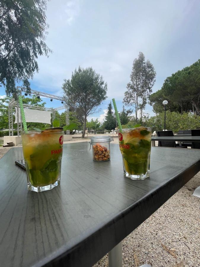 Mobil-Home Au Pied Du Luberon ラ・ロック・ダンテロン エクステリア 写真