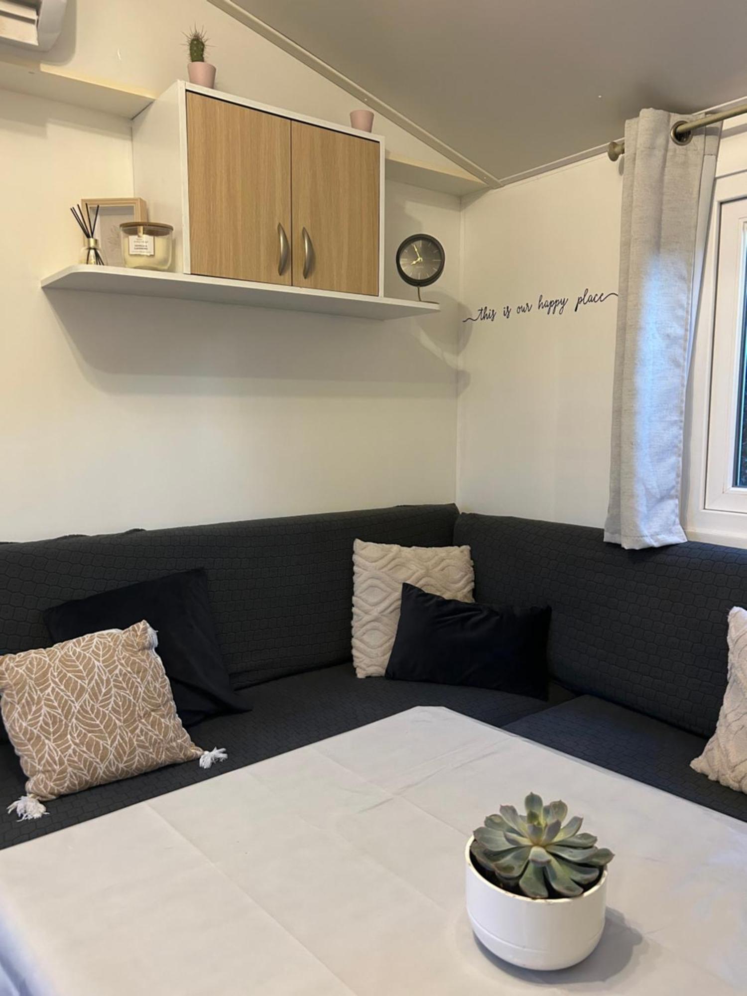 Mobil-Home Au Pied Du Luberon ラ・ロック・ダンテロン エクステリア 写真